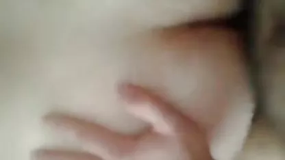 La morena tetona le encanta ir para el entrenamiento de karate, porque antes de cada lección, ella tiene la oportunidad de aspirar a un sensei miembro y se burlan de él en el negras desnudas videos tapete