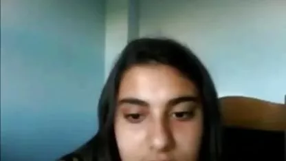 Una esbelta rubia de simplemente videos de interracial increíble belleza, poco a poco toma todo su par de la ropa y, de haber subido sus piernas en una silla pequeña, dulcemente masturba su coño desnudo