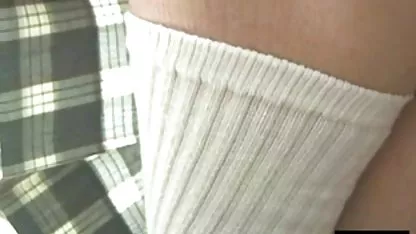 Un hombre con xxx negras hermosas barba se lava su esposa en la ducha, se arrodilla y dura se la folla en la boca