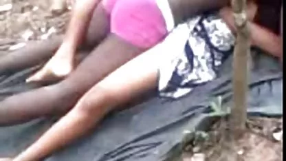 Transiki el dedo hacia cada uno negras peludas cogiendo de los otros de la culata de mear