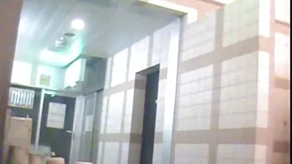 Morena con medias negras se masturba con los xxx jovenes negras dedos