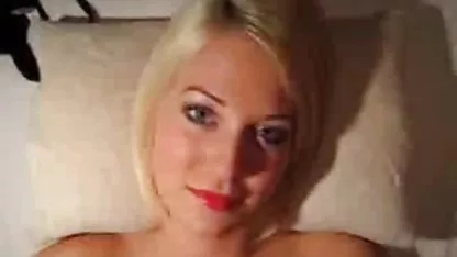 Linda doncella lame el ano de un joven apasionado de la culiando con una negra anfitriona