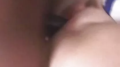 Busty prono negra babe en uniforme acaricia sus grandes tetas